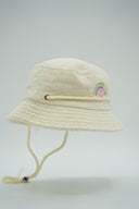 Bob pour enfants arc-en-ciel de la marque Natif, couleur beige, avec lacet de réglage