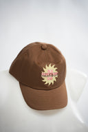 Casquette pour enfant Natif sunshine avec son soleil, couleur marron ou violet et un système de réglage