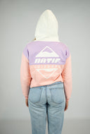 Sweat crop à capuche pour femme, coton bio, couleur crème et rose avec un style montagne outdoors de la marque de vêtements Natif.