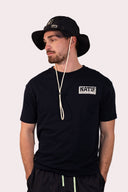 T-shirt natif new Porquerolles noir porté par un homme