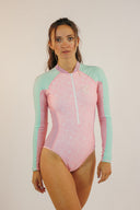 Lycra pour femme natif Natif flowers, vert et rose, avec un indice UPF 50% pour rester au soleil et dans l'eau en toute sécurité