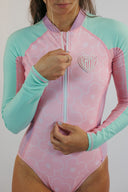 Lycra pour femme natif Natif flowers, vert et rose, avec un indice UPF 50% pour rester au soleil et dans l'eau en toute sécurité