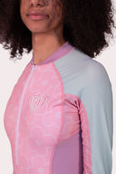 Lycra pour femme natif Natif flowers, vert et rose, avec un indice UPF 50% pour rester au soleil et dans l'eau en toute sécurité