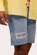 Short Natif en denim, couleur bleu avec poche jaune et logo rose, pour un style good vibes