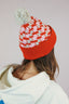 Bonnet en coton rouge pour l'hiver au style snow de la marque de vêtements natif, avec pompon sur le haut du bonnet