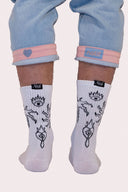 Chaussettes Natif tatoos avec des coeurs, soleils et flammes, couleur blanc en coton, pour avoir le style Natif jusqu'aux pieds.