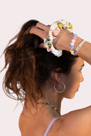 Chouchou blanc avec des soleils, coeurs et palmiers pour symboliser les good vibes de Miami par la marque de vêtements Natif