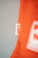 Débardeur Natif Element orange, coton bio et col rond, avec des symboles style surf et good vibes