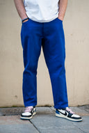 Pantalon Natif Porquerolles couleur bleu avec des symboles de l'île en blanc, bouton pressions et broderies pour un style good vibes