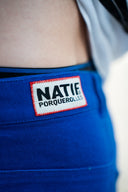 Pantalon Natif Porquerolles couleur bleu avec des symboles de l'île en blanc, bouton pressions et broderies pour un style good vibes