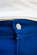 Pantalon Natif Porquerolles couleur bleu avec des symboles de l'île en blanc, bouton pressions et broderies pour un style good vibes