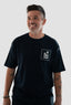 T-shirt noir des Mèdes à Porquerolles, broderie avec étiquette personnalisée, en coton bio pour homme et femme.