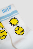 Paire de chaussettes blanc avec balle de tennis et soleil par la marque Natif, en coton pour les adultes