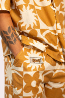 Pantalon fluide pattern pour homme avec des motifs de soleil et fleurs dans le style surf de la marque de vêtements Natif