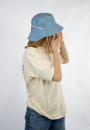 Bob en denim bleu Natif, broderie de coeur enflammé, lacet de réglage et un style surf assumé