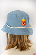 Bob en denim bleu Natif, broderie de coeur enflammé, lacet de réglage et un style surf assumé