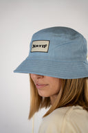 Bob en denim bleu Natif, broderie de coeur enflammé, lacet de réglage et un style surf assumé