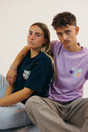T-shirt Natif en coton bio, col rond, unisexe en couleur noir ou violet avec un design style surf et good vibes sur la connexion avec l'univers