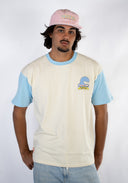 T-shirt Hossegor de la marque de vêtements Natif avec des couleurs bleu et crème pour un style surf et good vibes en version unisexe