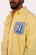 Veste Jaune en velours côtelé, poche en denim bleu, design Natif N pour un style des années 90s