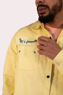 Veste Jaune en velours côtelé, poche en denim bleu, design Natif N pour un style des années 90s