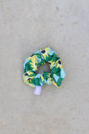 Chouchou sun bloom de la marque de vêtements et accessoires Natif avec des couleurs vert et bleu et des good vibes en soleil