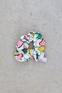 Chouchou blanc avec des soleils, coeurs et palmiers pour symboliser les good vibes de Miami par la marque de vêtements Natif