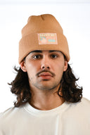 Bonnet tricoté maison de vacances, vue de face, coloris chaud et douillet