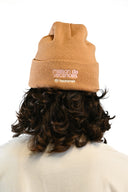 Bonnet maison de vacances porté de profil, détail du motif jacquard coloré