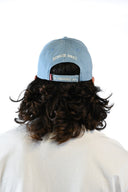 Casquette 6 panneaux label vue de profil avec détail du label intérieur