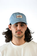 Casquette 6 panneaux label vue de face, coloris uni avec logo brodé