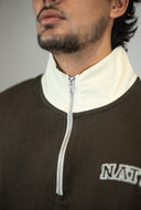 Sweat half zip, coton bio, couleur café avec une fleurs et une main en broderie pour homme et femme de la marque de vêtements Natif
