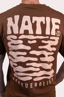 T-shirt natif new Porquerolles marron porté par un homme