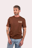 T-shirt natif new Porquerolles marron porté par un homme