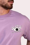 T-shirt Natif violet spirit porté par un homme, col rond en coton bio