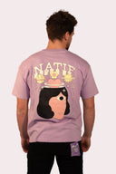 T-shirt Natif violet spirit porté par un homme, col rond en coton bio