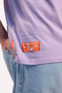 T-shirt violet Point break porté par un homme de dos, coton bio et col rond, de la marque de vêtements Natif
