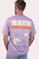 T-shirt violet Point break porté par un homme de dos, coton bio et col rond, de la marque de vêtements Natif