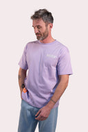 T-shirt violet Point break porté par un homme de dos, coton bio et col rond, de la marque de vêtements Natif