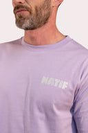 T-shirt violet Point break porté par un homme de dos, coton bio et col rond, de la marque de vêtements Natif