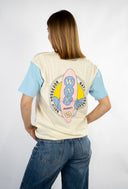 T-shirt Hossegor de la marque de vêtements Natif avec des couleurs bleu et crème pour un style surf et good vibes en version unisexe