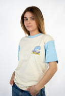 T-shirt Hossegor de la marque de vêtements Natif avec des couleurs bleu et crème pour un style surf et good vibes en version unisexe