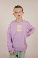Sweat couleur violet, en coton bio avec col rond, pour les enfants avec un style good vibes et surf sur le thème de la famille avec la marque de vêtements Natif