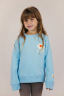 Sweat enfant couleur bleu style good vibes, coton bio et col rond, avec des fleurs en broderie de la marque de vêtements Natif