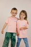 T-shirt pour enfant Natif calling, coton bio et col rond, couleur rose avec des broderies de coeur et fleurs en violet et un style connecté à l'univers de la marque de vêtements Natif