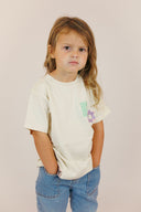 T-shirt Natif pour enfants avec un style floral et good vibes, en coton bio avec des broderies et une couleur crème