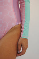 Lycra pour femme natif Natif flowers, vert et rose, avec un indice UPF 50% pour rester au soleil et dans l'eau en toute sécurité