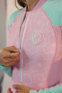 Lycra pour femme natif Natif flowers, vert et rose, avec un indice UPF 50% pour rester au soleil et dans l'eau en toute sécurité