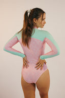 Lycra pour femme natif Natif flowers, vert et rose, avec un indice UPF 50% pour rester au soleil et dans l'eau en toute sécurité
