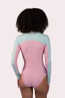 Lycra pour femme natif Natif flowers, vert et rose, avec un indice UPF 50% pour rester au soleil et dans l'eau en toute sécurité
